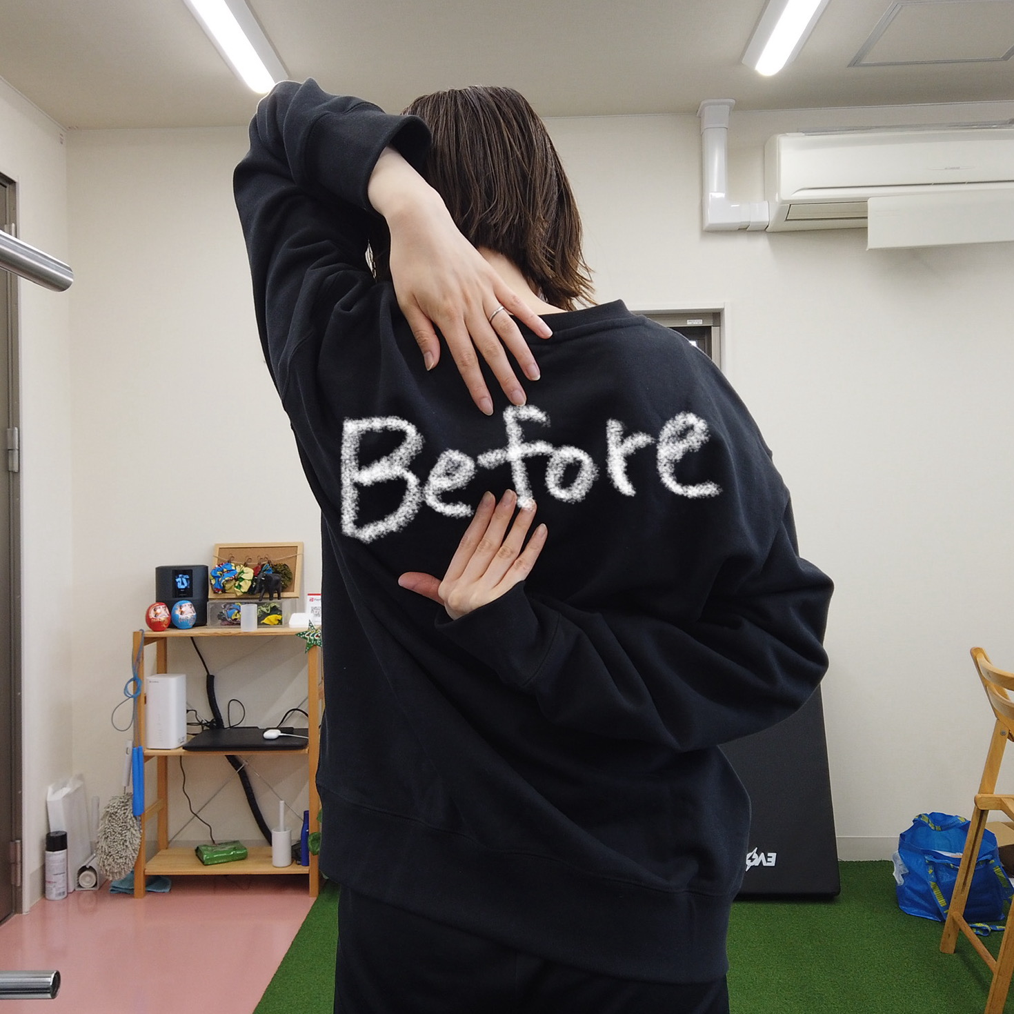 施術前：腕が背中まで届かない状態